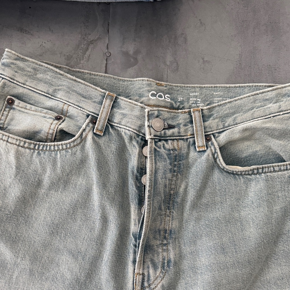 COS women’s “baggy fit” style jeans. Size 27
Perfect condition
Icy grey blue